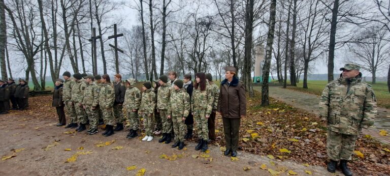 15 ноября воспитанники военно-патриотического клуба «Бастион» приняли участие в ритуале вручения оружия новобранцам 3-го отдельного стрелкового батальона в/ч 7404
