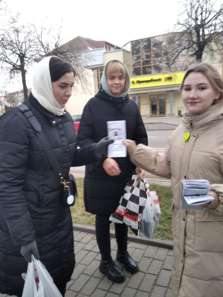 1 декабря волонтёры ОО ПО «БРСМ» провели акцию «Вместе против СПИДа» по раздаче буклетов и брошюр антиспидовской тематики