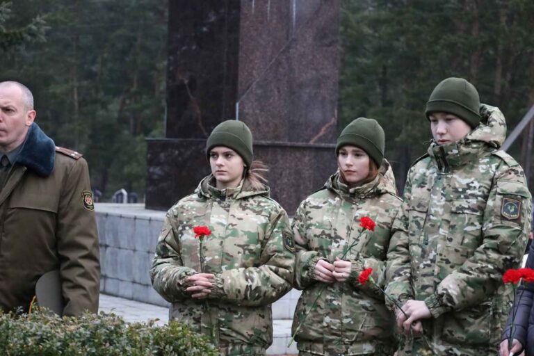 14 февраля 2023 года члены военно-патриотического клуба посетили могилы погибших солдат-земляков