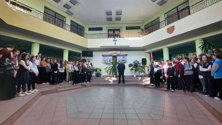 В рамках акции «Дом без насилия»  для учащихся V- XI классов состоялась встреча с   сотрудником Волковысского РОВД по теме «Профилактика домашнего насилия»