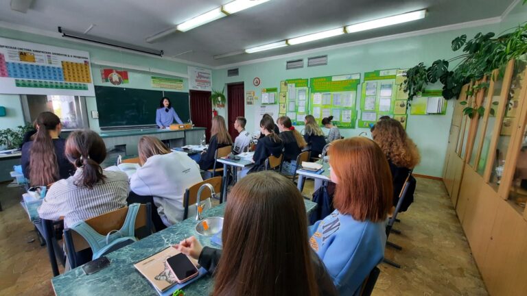 3 мая состоялась встреча учащихся XI класса с Сахар Т.И., начальником отделения по гражданству и миграции Волковысского РОВД