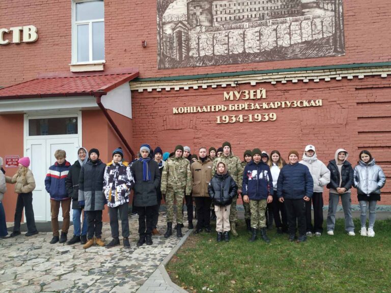 18 ноября была организована экскурсия по маршруту Волковыск — МК партизанской славы «Хованщина» — Музей концлагерь Береза Картузская — Ивацевичи Ледовая арена — Волковыск