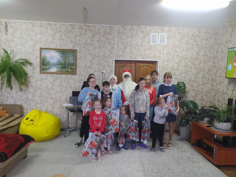 Учащиеся ГУО «Средняя школа №8 г.Волковыска» поздравили детей из ГУО Волковысский детский дом