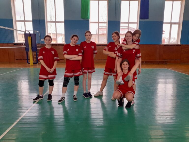 Поздравляем, сборную команду школы девушек, занявших 2 место в районной спартакиаде школьников по волейболу