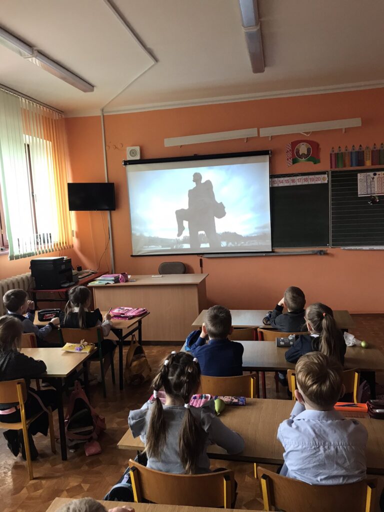 На Едином уроке в 1 «Б» классе посвящённом годовщине трагедии в Хатыни ребята углубили свои знания об историческом прошлом белорусского народа в годы ВОВ