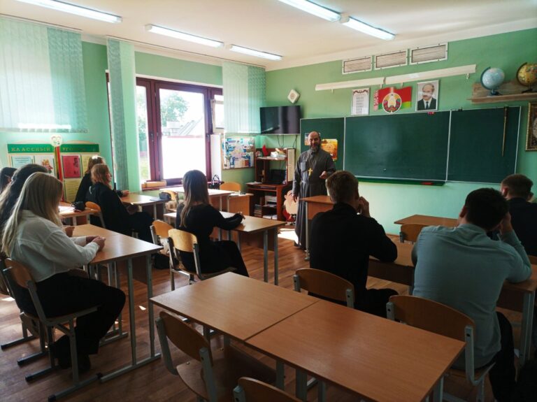 25 сентября в рамках классного часа в 11 «А» классе состоялась встреча с настоятелем храма настоятелем храма Благовещения Пресвятой Богородицы, протоиереем Дмитрием Белоцкий