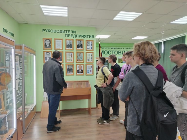 27 мая учащиеся 9 «А» класса совершили экскурсию в г. Мосты в ОАО «Мостовдрев»