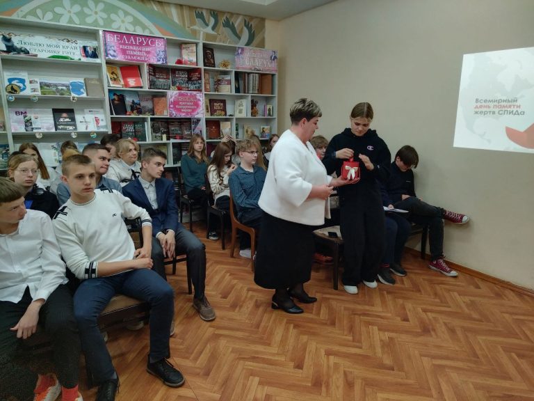 16 мая,  накануне Всемирного дня памяти жертв СПИДа, учащиеся 9 класса посетили районную библиотеку.