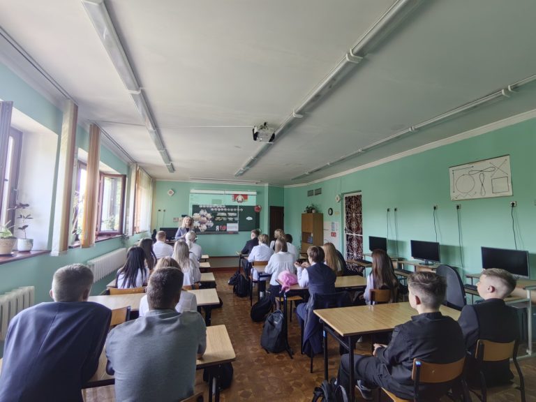 В 10 классе прошёл единый первый урок под названием «Эстафета поколений: сохраняя прошлое, создаём будущее».