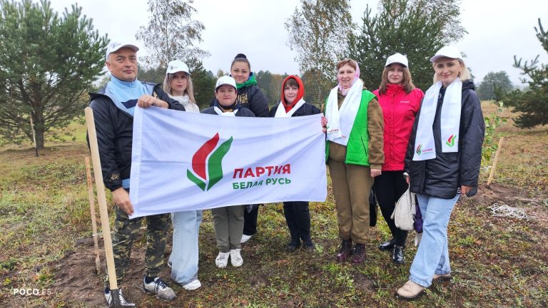 Члены партии «Белая Русь» нашего учреждения образования приняли активное участие в республиканской акции «Единый день озеленения!».