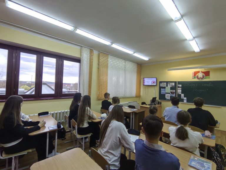 В рамках программы «Я. Моя семья. Моя Родина» в 8 классе было проведено занятие на тему «Труд — основа жизни».