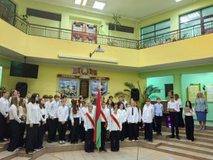 Торжественная линейка, посвященная началу второй четверти