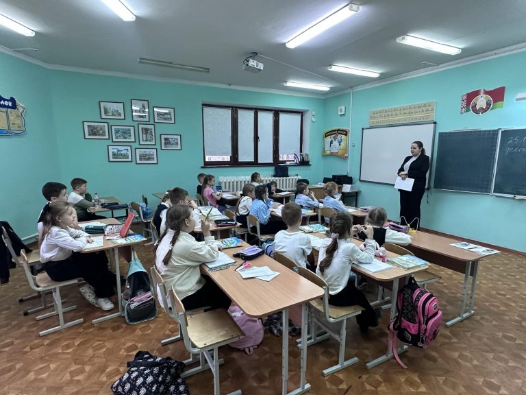 19.11.2025 состоялась встреча учащихся 2-х, 8 и 9 классов с инспектором ИДН Волковысского РОВД Анастасией Геннадьевной