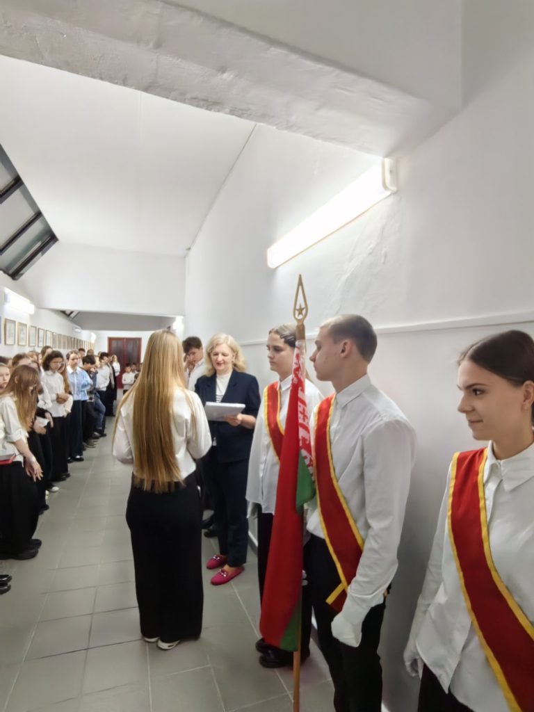 В ГУО «Средняя школа №8 г. Волковыска» прошла традиционная торжественная линейка посвященная окончанию второй четверти.