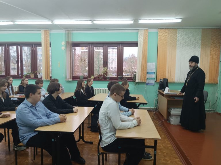 02.12.2015 во время классного часа в 11-ых классах состоялась встреча учащихся с настоятелем храма Благовещания Пресвятой Богородицы , протоиереем Дмитрием Белоцким.