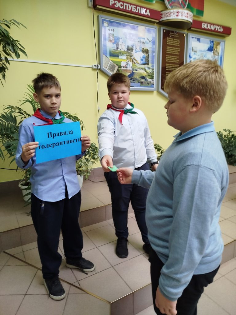 Активные члены БРПО провели важную и нужную инициативу — они разработали и раздали учащимся  «Правила толерантности»