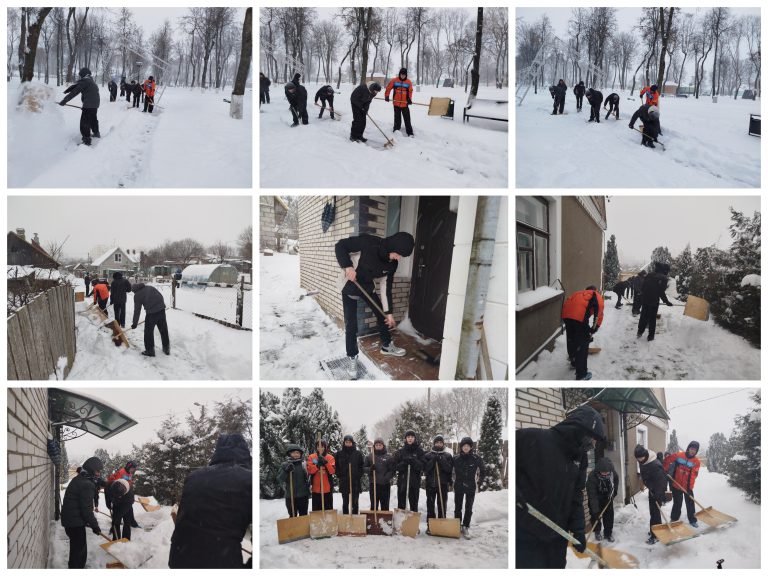 Учащиеся ГУО «Средняя школа №8 г.Волковыска», члены БРСМ вышли на расчистку снега.