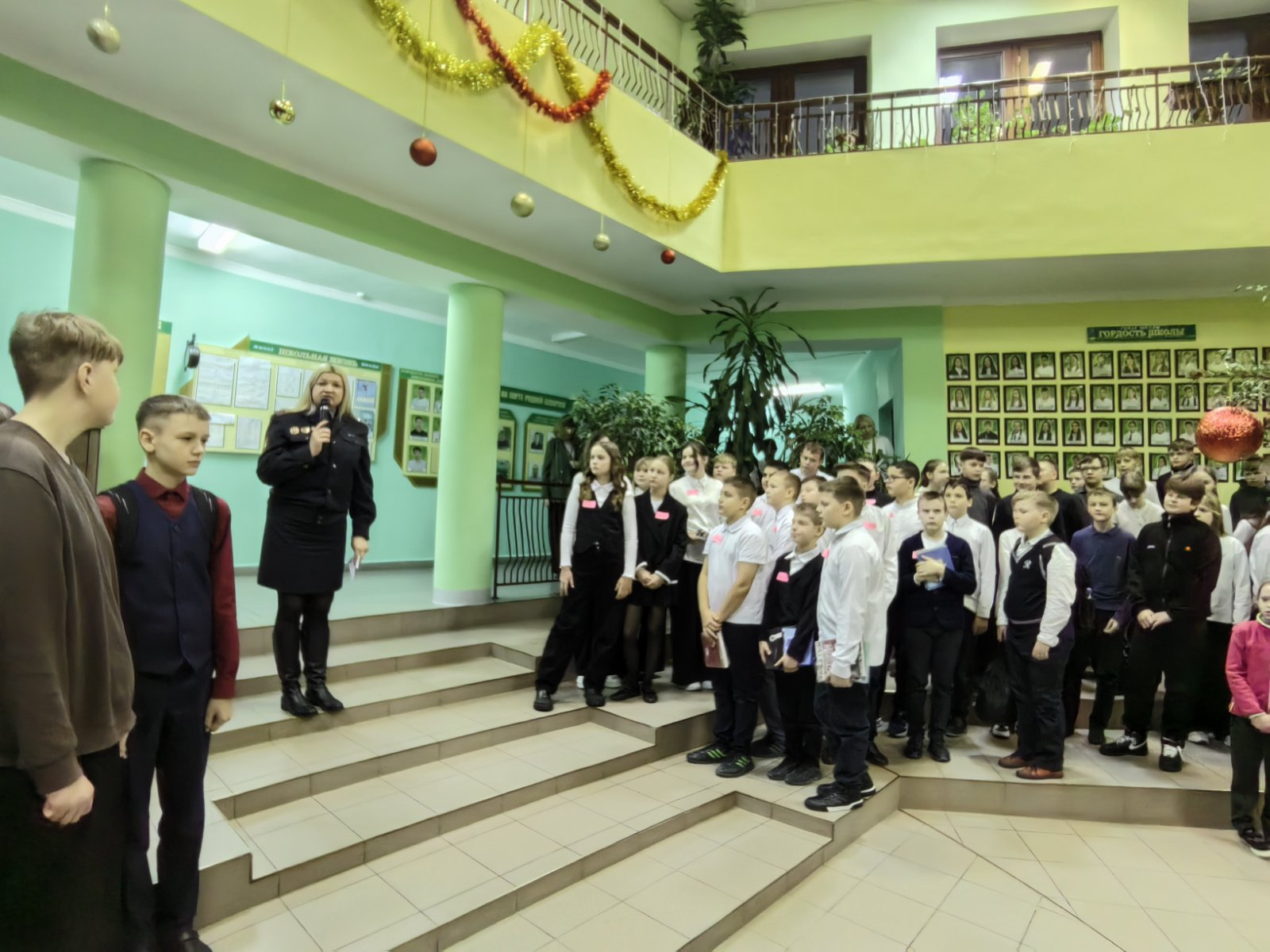 На традиционной общешкольной линейке с важным и актуальным обращением к учащимся выступила старший инспектор ГАИ Волковысского РОВД Елена Анатольевна Коробач.