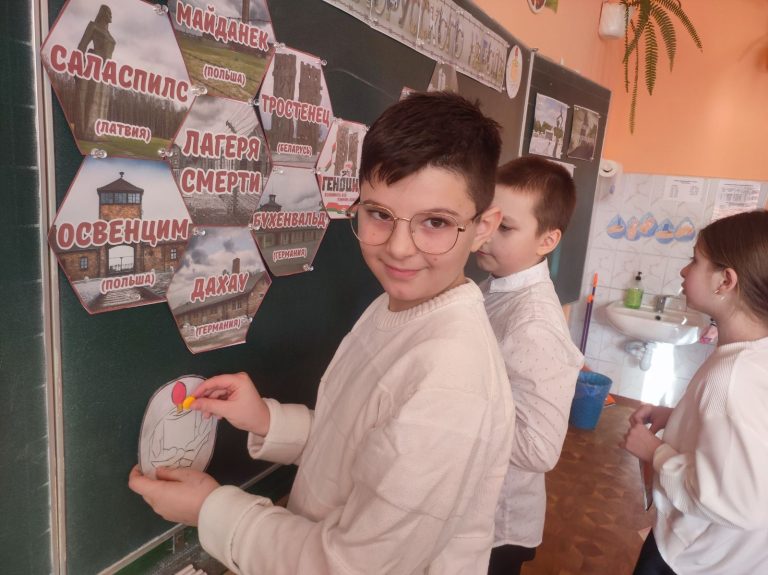 В 3″В» классе прошел единый урок «Ола́ – сестра Хатыни», посвященный трагедии в этой деревне.