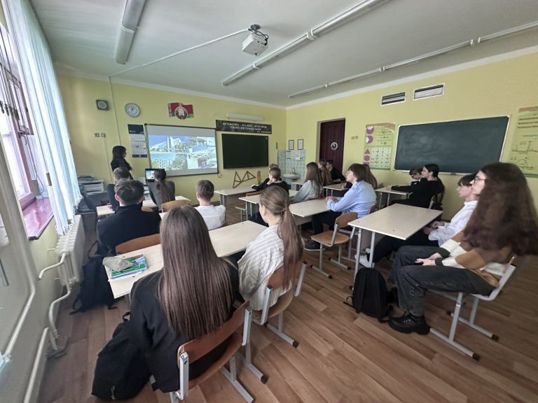28 января для учащихся X-XI классов была организована профориентационная встреча с Воробей Е.С., студенткой УО «Белорусского государственного университета культуры и искусства» и Гресик А.В., студенткой УО «Белорусского государственного университета им. А.С.Пушкина»