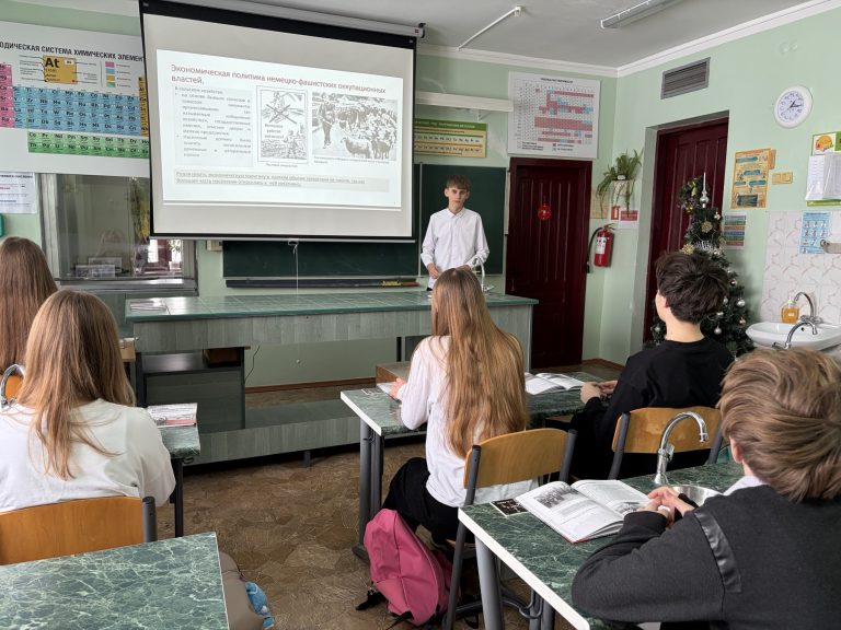 в 8 классе прошел информационный час на тему  «Угон населения на принудительные работы с использованием учебного пособия «Геноцид белорусского народа в годы Великой Отечественной войны»