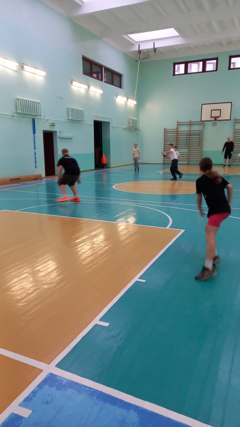 В рамках шестого школьного дня прошёл спортивный праздник «Папа, мама, я — спортивная семья»