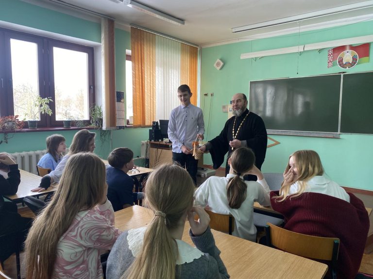 В рамках классного часа «Мое психологическое благополучие и помощь сверстникам в кризисной ситуации», «Я – архитектор своей души» в 7-х классах состоялась встреча с настоятелем храма Благовещения Пресвятой Богородицы протоиереем Дмитрием Белоцким