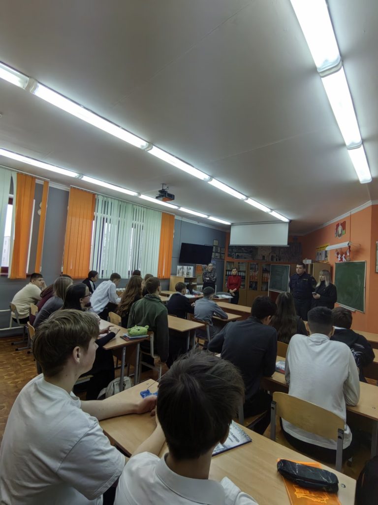 5 января состоялась встреча учащихся 4-го и 9-го классов по теме «Административная и уголовная ответственность несовершеннолетних»