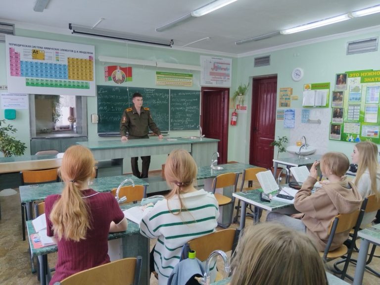 12 февраля в рамках профориентации выступил курсант 1 курса факультета внутренних войск Военной Академии Республики Беларусь, выпускник нашей школы Жешко Арсений