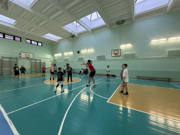 В рамках шестого школьного дня в спортивном зале школы состоялась товарищеская встреча по пионерболу. В поединке сошлись команды 6-7 классов