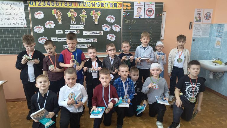 Напярэдадні свята ўсіх мужчын, у рамках 6-ага школьнага дня, для вучняў 1-х класаў была арганізавана гульнявая праграма «А ну-ка, хлопчыкі!»