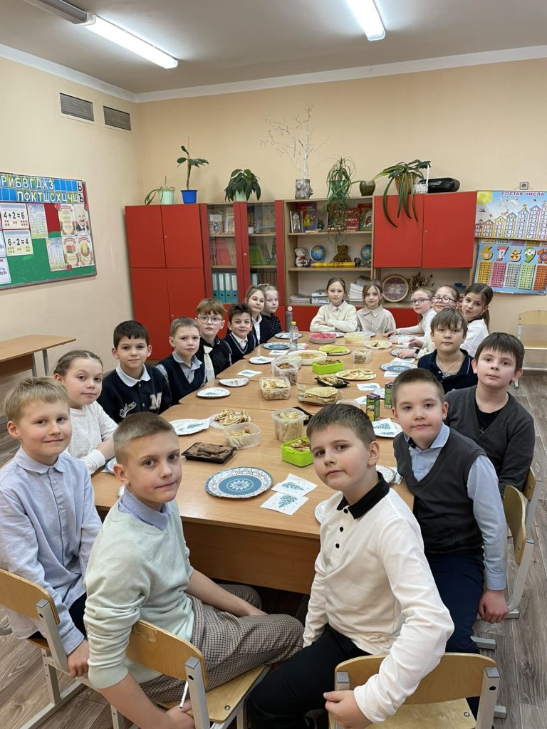 В 3 «Б» классе прошел яркий и веселый праздник, посвященный проводам зимы — «Масленица»