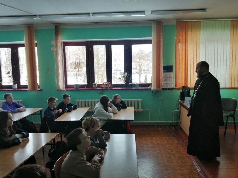 В рамках областной акции «Мы вместе», приуроченной ко Всемирному дню борьбы с раковыми заболеваниями 4 февраля состоялась встреча учащихся 6-х классов с настоятелем храма Благовещения Пресвятой Богородицы протоиереем Дмитрием Белоцким