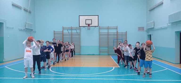 28 февраля в спортивном зале нашей школы прошли спортивные состязания «Кто сильнее?» для учащихся 3-4 классов