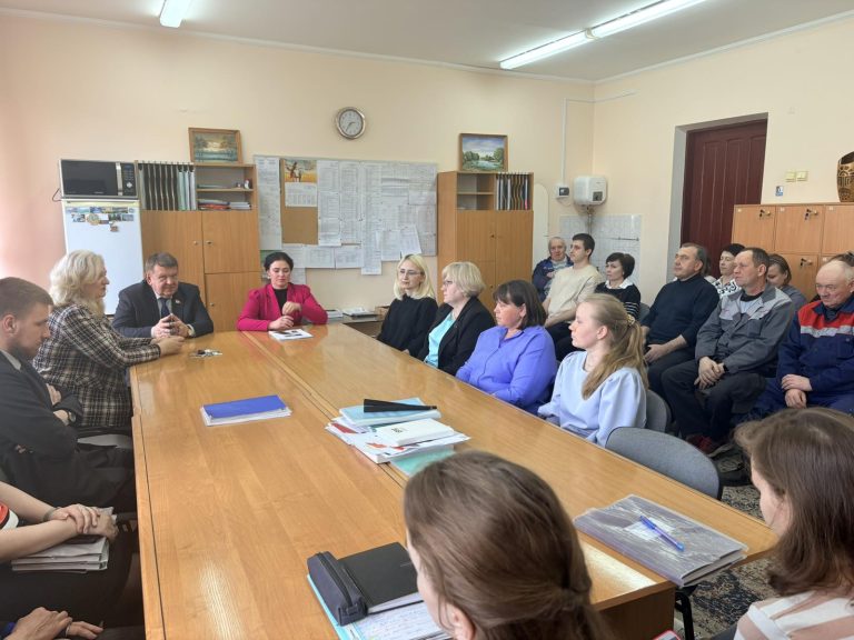 В рамках Дня информирования 19 марта состоялась встреча коллектива работников ГУО «Средняя школа 8 г. Волковыска» прошла встреча с Плескач ом Виктором Станиславовичем — депутатом Палаты представителей Национального собрания Республики Беларусь восьмого созыва по Волковысскому округу НОМЕР 48 и Климчук Натальей Александровной — первым секретарём Волковысской районной организации ОО «БРСМ»