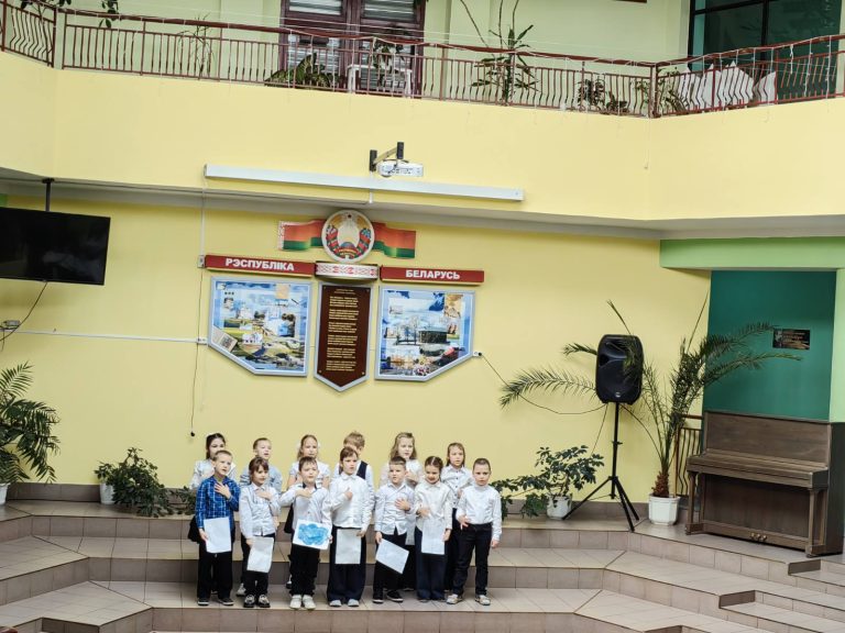 В ГУО «Средняя школа № 8 г. Волковыска» прошёл конкурс инсценированной патриотической песни «Память поколений», в котором приняли участие 1-9 классы
