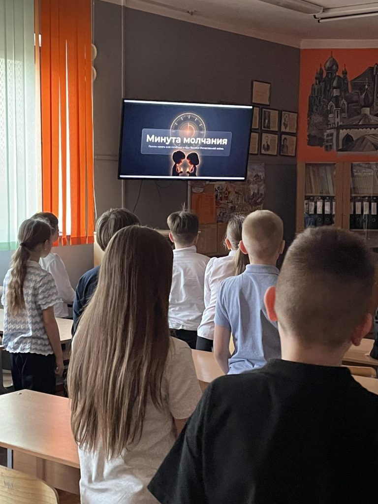 19 марта в 4 «Б» классе прошёл Единый урок, посвящённый одной из самых трагических страниц истории Беларуси — Хатынской трагедии