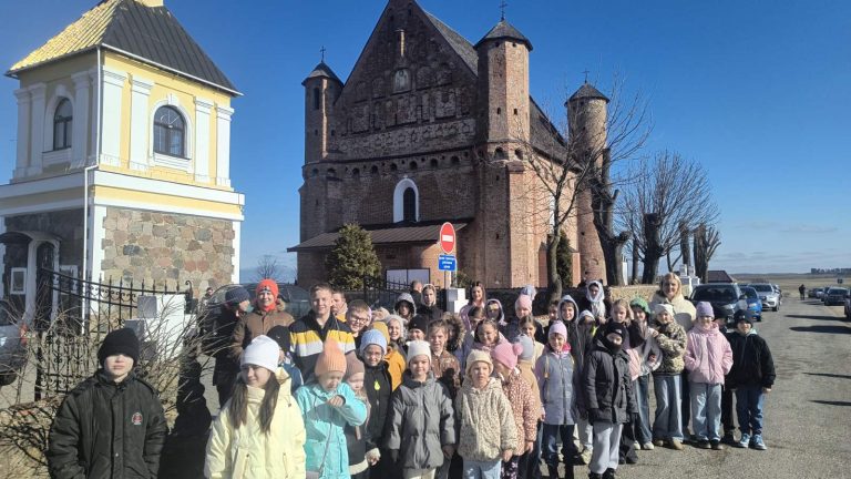 суботу,21 сакавіка вучні 1-6-ых класаў нашай школы адправілася ў цікавае падарожжа па маршруце «Ваўкавыск — Сынкавічы -Слонім — Жыровічы»