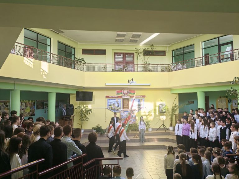 2 апреля в холле третьего этажа прошла торжественная линейка, посвящённая Дню единения народов Беларуси и России