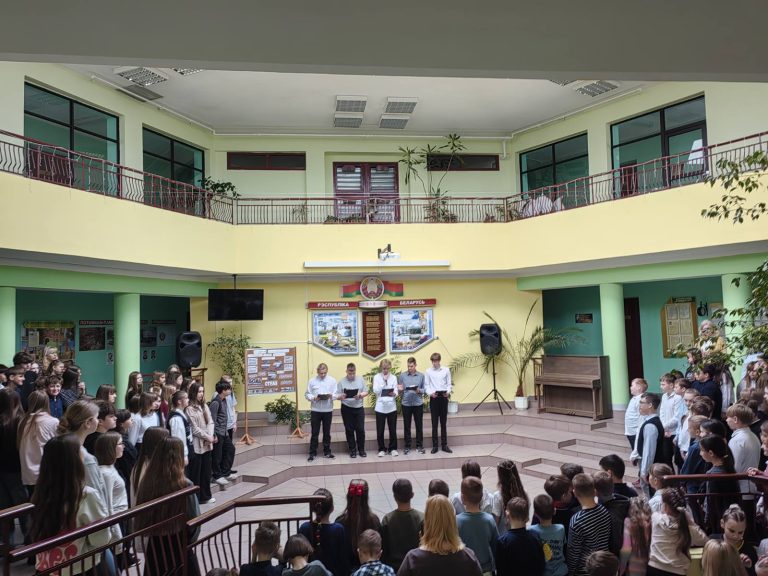 Торжественная линейка, приуроченная к Международному дню освобождения узников фашистских концлагерей.