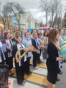 1 мая коллектив нашей школы прошёл в колонне шествия «Во славу труду»!