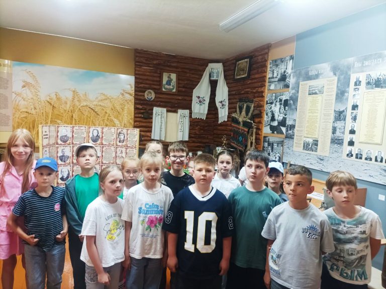 Юные краеведы из дневного воспитательно-оздоровительного лагеря «Радуга» ГУО «Средняя школа №8 им. Казбека Нуржанова г.Волковыска» совершили туристско-краеведческую экскурсию в Мостовский государственный музей «Лес и человек»