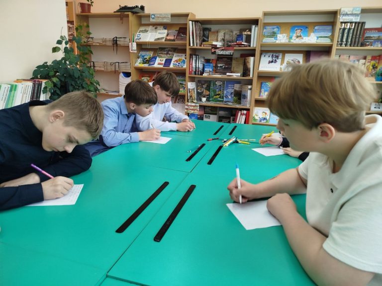В рамках недели семьи в нашей школе прошла акция «Напиши письмо маме, папе, бабушке или дедушке»