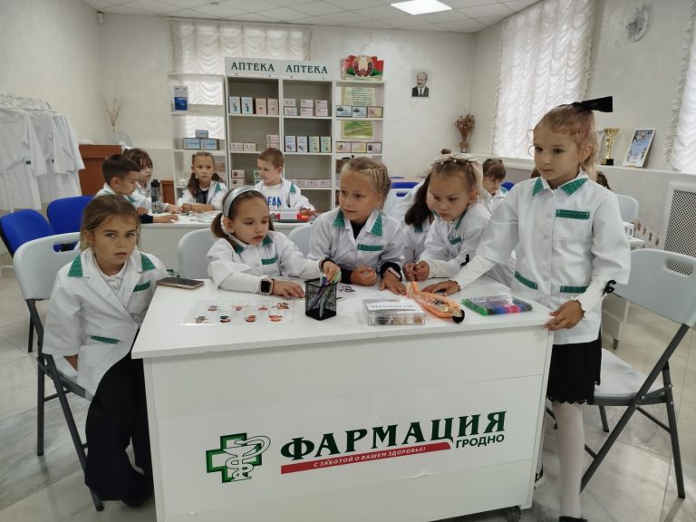 10 сентября учащиеся 2«А» отправились в Центральную аптеку №136, где посетили «Школу юных фармацевтов»